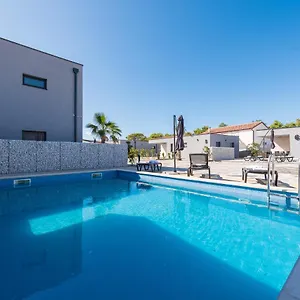 Exclusive Villas & Vir